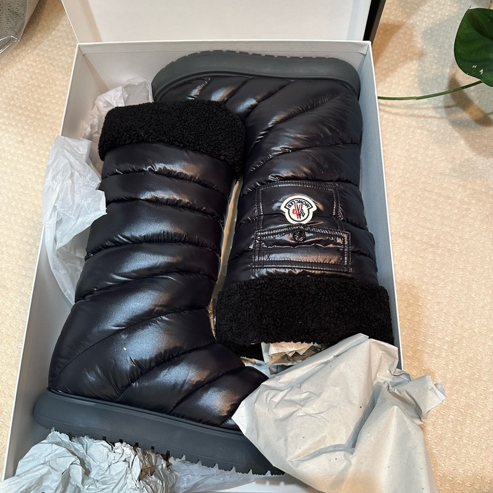 Moncler Gaia boots BNIB size 37.5